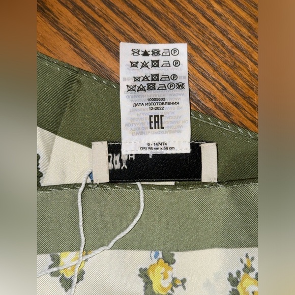 RARE Tory Burch NWT Garden Rose Print Square 100% Silk Scarf Neckerchief - Picture 7 of 7